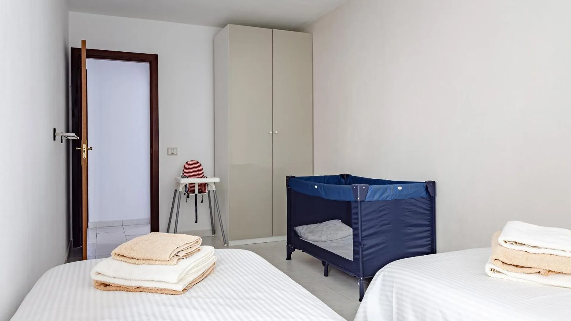 Modern Spacious 3 Bedroom Apartment Near The Beach El Médano Spanyolország